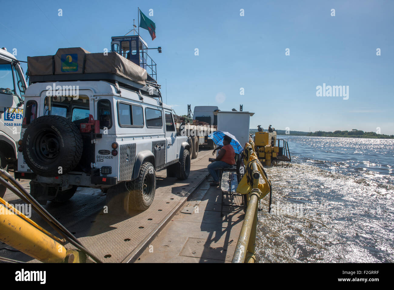 La rivière traversée en ferry avec Land Rover sur elle au Botswana, l'Afrique Banque D'Images