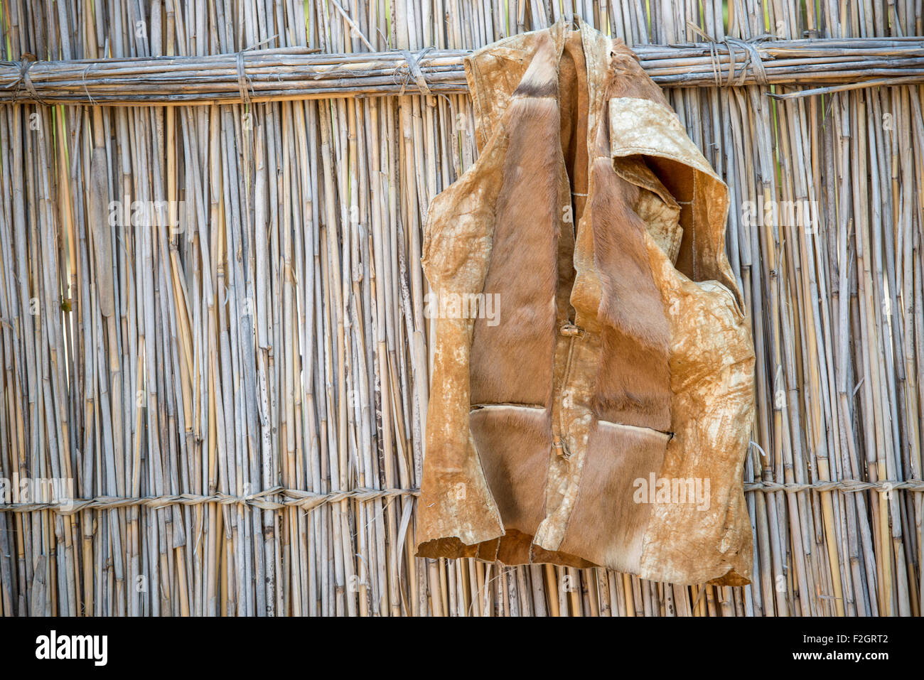 Veste en cuir fait main accrochée à un mur dans le Botswana, l'Afrique Banque D'Images