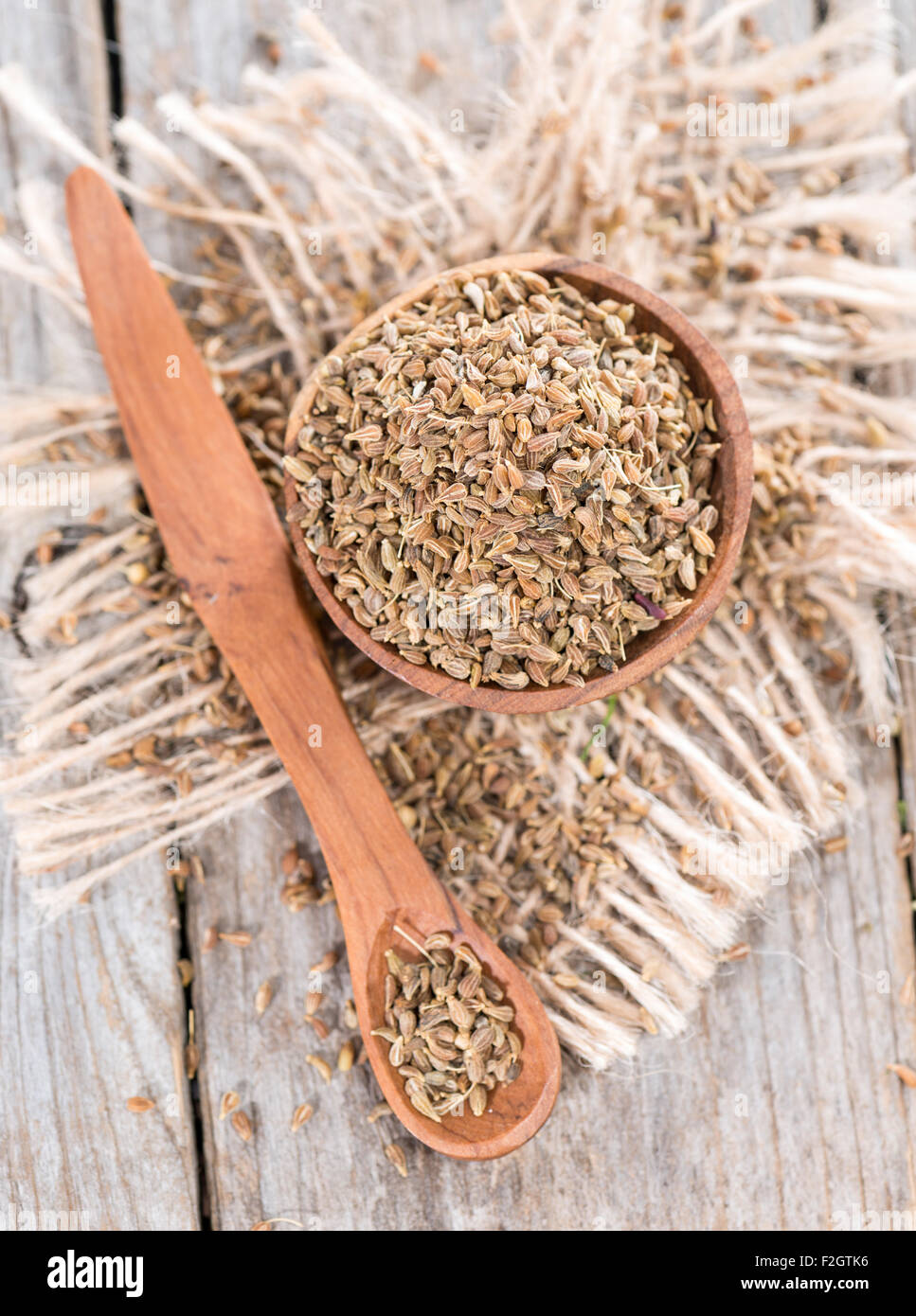 Petit bol avec de l'anis (Pimpinella anisum) sur fond de bois Banque D'Images