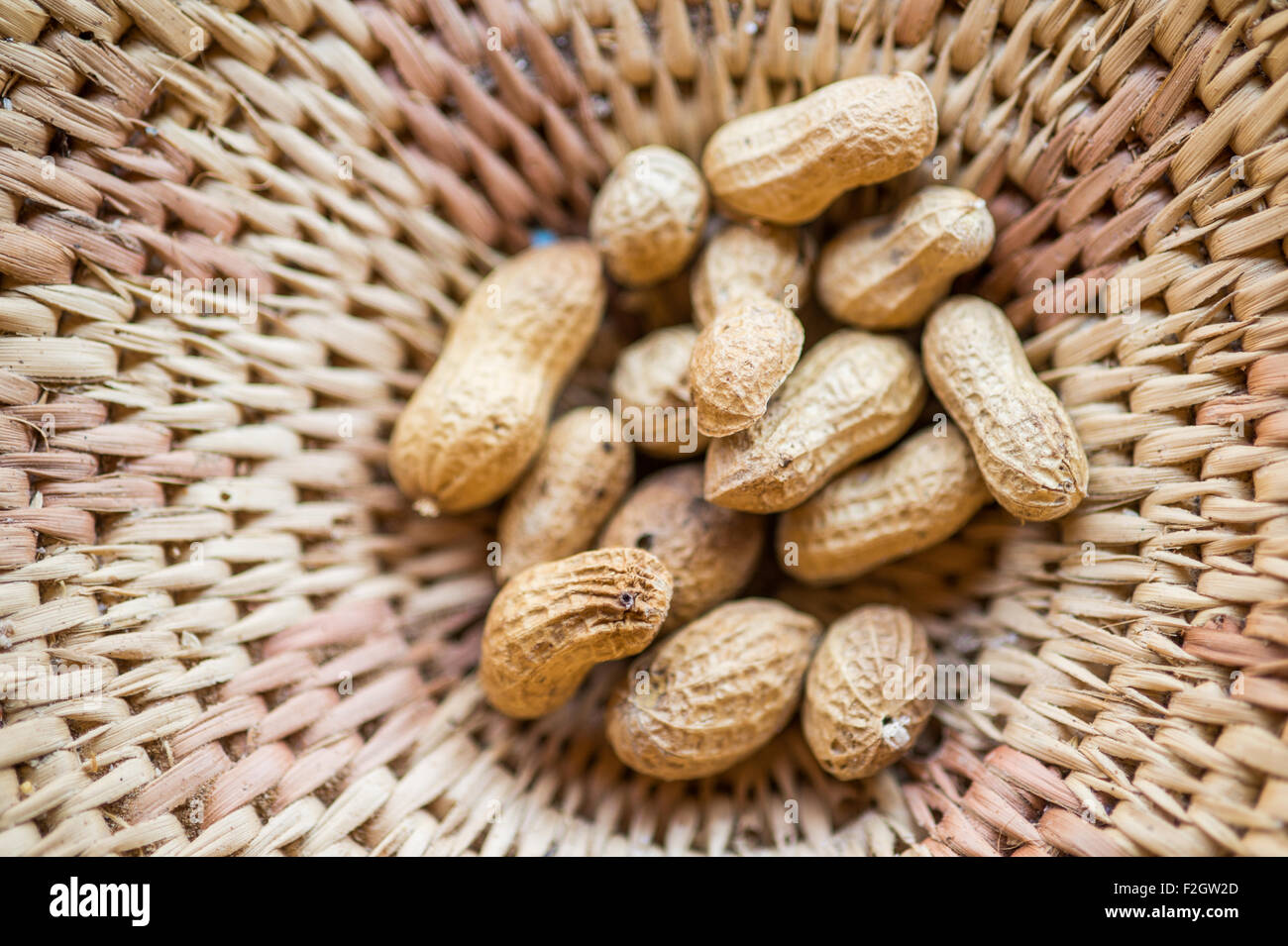 D'arachides dans un bol tissé à au Botswana, Afrique du Sud Banque D'Images