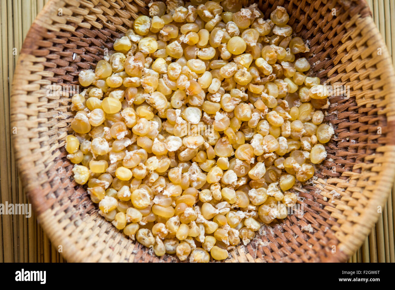 Des bols remplis de maïs au Botswana, l'Afrique Banque D'Images