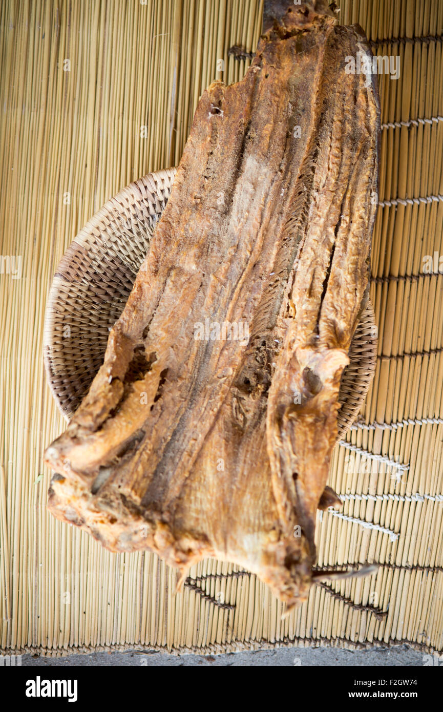 Le poisson séché dans bol tissé à au Botswana, Afrique du Sud Banque D'Images