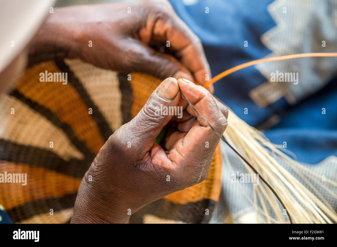 Woman's hands dans Sexaxa Village, qui un bol fait main au Botswana, l'Afrique Banque D'Images