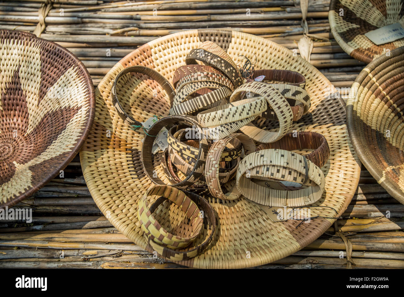 Sexaxa bols en osier traditionnel africain Village à vendre au Botswana, l'Afrique Banque D'Images