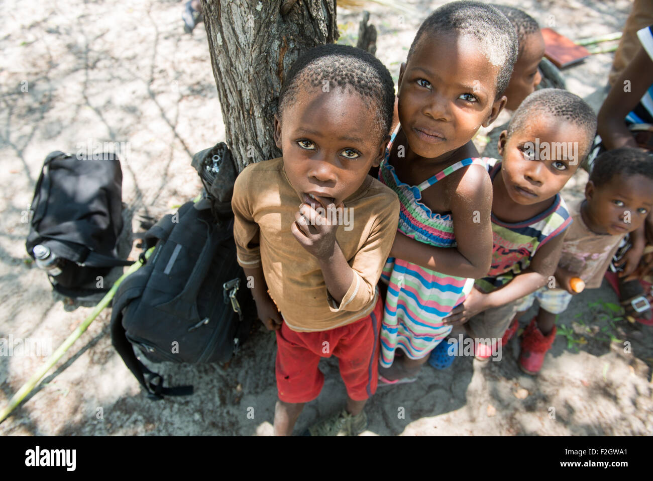Portrait d'enfants africains dans le village de Sexaxa au Botswana, l'Afrique Banque D'Images