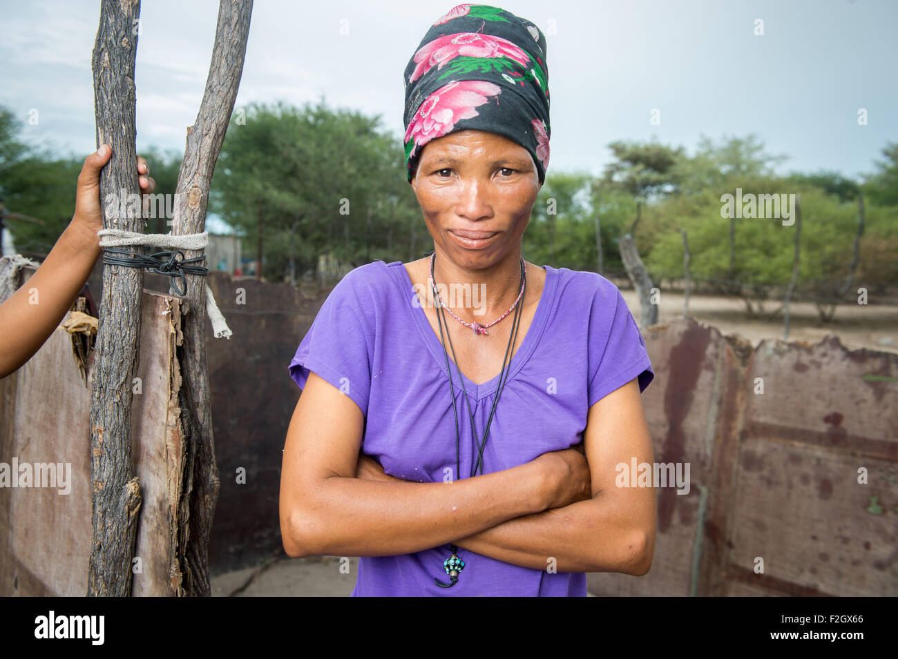Ghanzi femme avec tête couleur wrap au Botswana, l'Afrique Banque D'Images