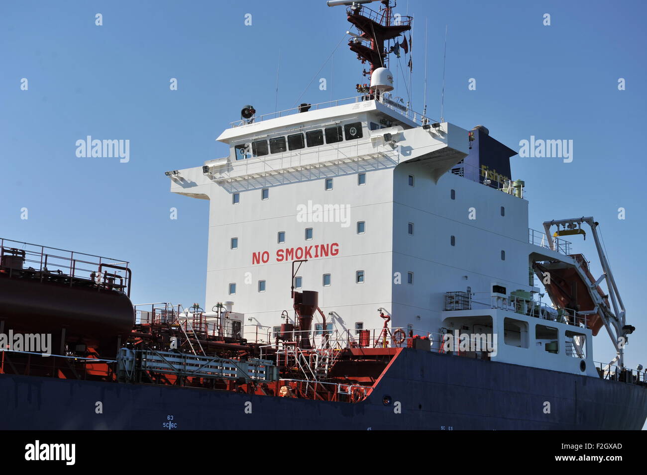 Portsmouth Hampshire UK - le pêcheur de Cumbrie à Gosport Raffinerie de pétrole d'interdiction de fumer Banque D'Images