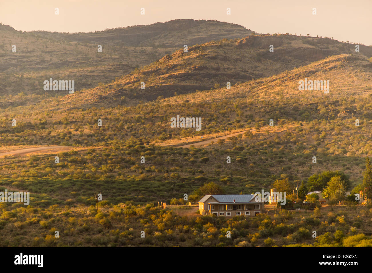 Paysage de collines avec une ferme au coucher du soleil au Botswana, l'Afrique Banque D'Images