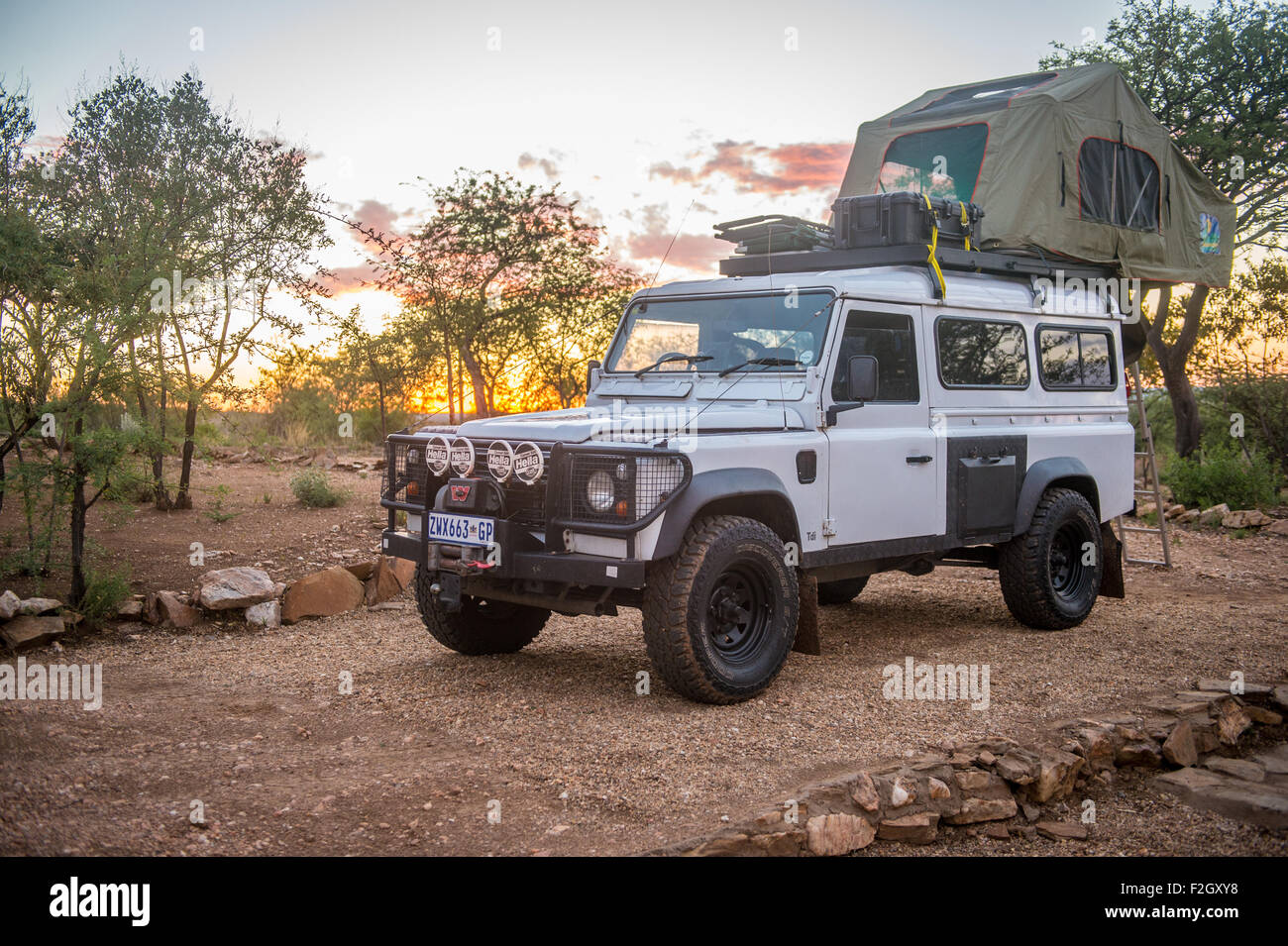 Land Rover garé et camping au Botswana, l'Afrique Banque D'Images