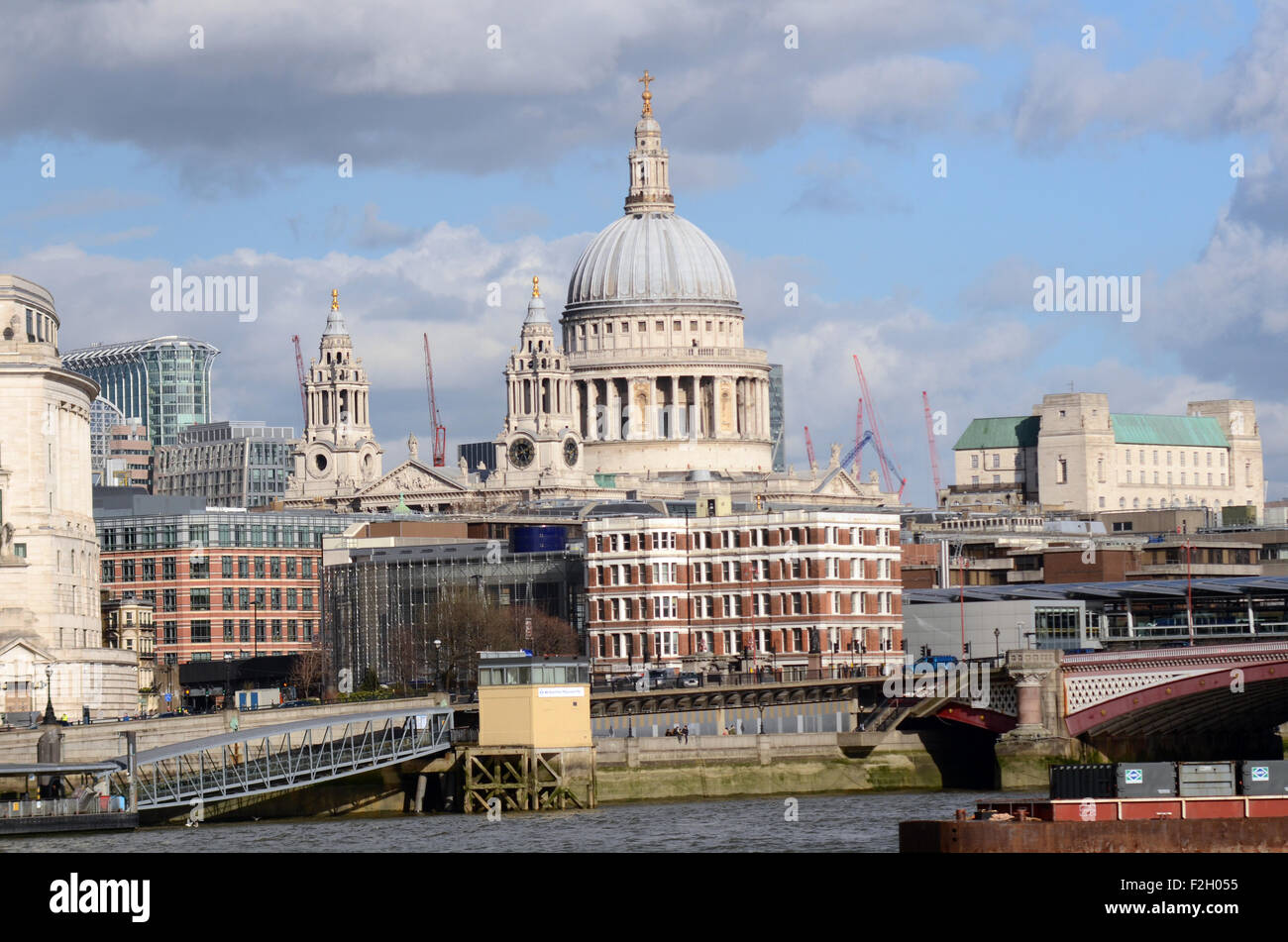 London, UK, 21/02/2014, la cathédrale St Paul. Vue sur la Tamise sur une journée ensoleillée. Banque D'Images