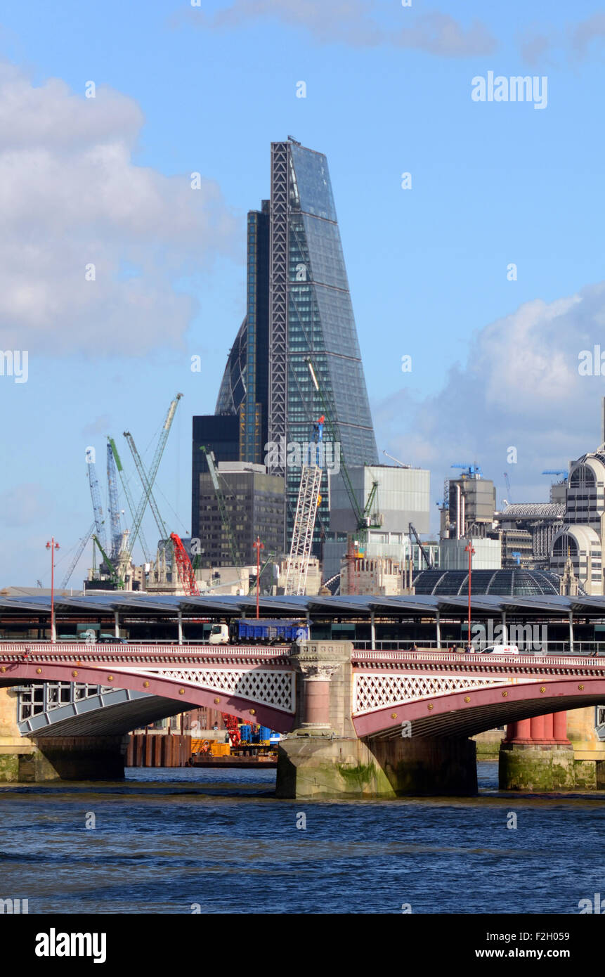 London, UK, 21/02/2014, la râpe à fromage bâtiment derrière Blackfriars Bridge. Vue sur la Tamise sur une journée ensoleillée. Banque D'Images