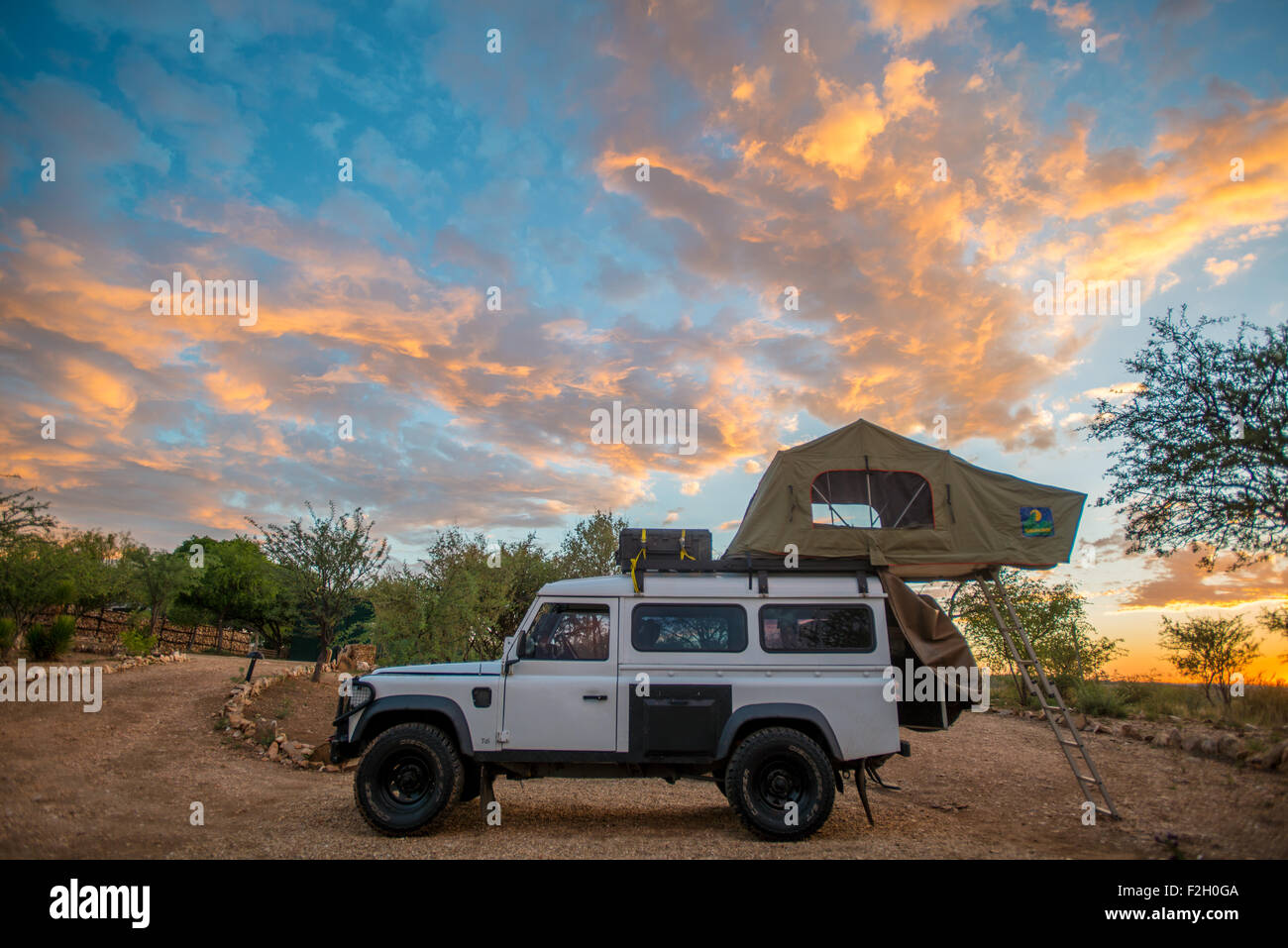 Land Rover garé et camping au Botswana, l'Afrique Banque D'Images