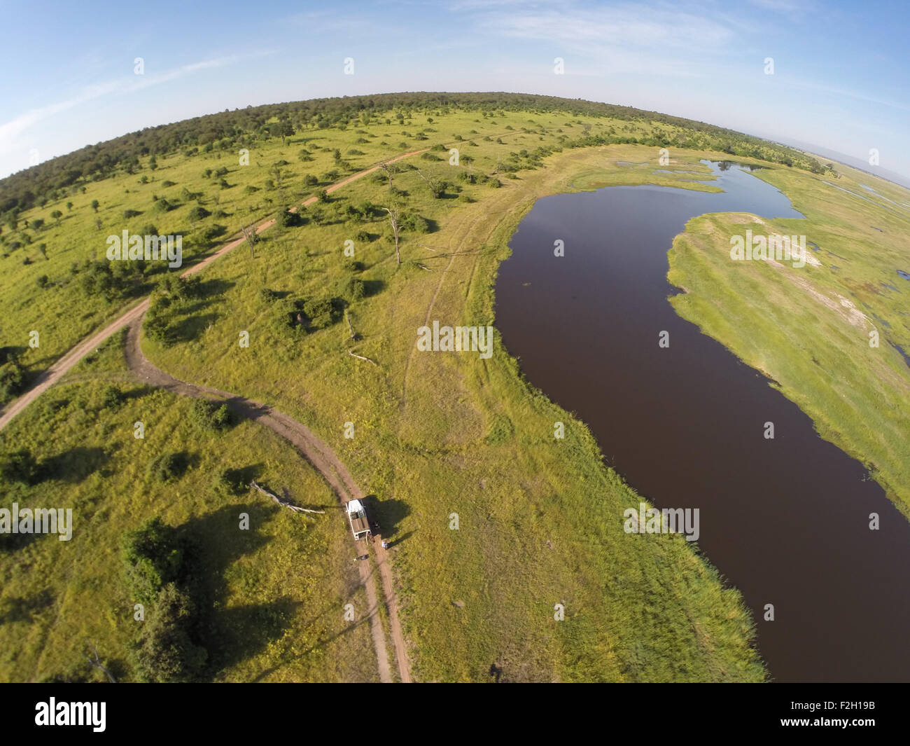 Vue aérienne de land rover de la conduite sur une route de terre près de la rivière en Namibie, Afrique Banque D'Images