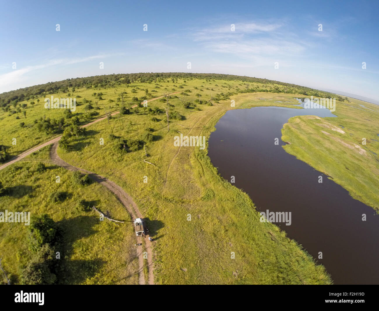 Land Rover de la conduite sur route courbée près de river en Namibie, Afrique Banque D'Images