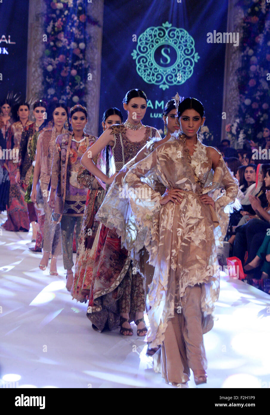 Lahore. 18 Sep, 2015. Présenter les modèles creations par Sharmeal designer pakistanais le dernier jour de la Pakistan Fashion Design Council (PFDC) L'Oreal Paris Bridal Week dans l'est du Pakistan, Lahore, 18 Septembre, 2015. © Jamil Ahmed/Xinhua/Alamy Live News Banque D'Images