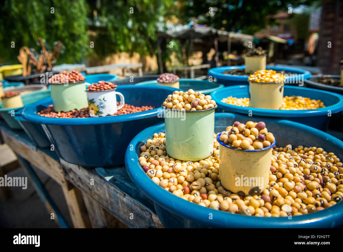Tasses et bols de haricots dans un marché au Botswana, l'Afrique Banque D'Images