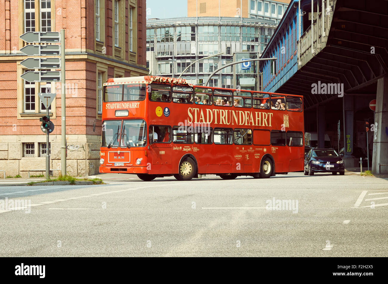 Hambourg, Allemagne - le 14 août 2015 : visite de la ville Rouge bus avec des touristes à la ville street Banque D'Images