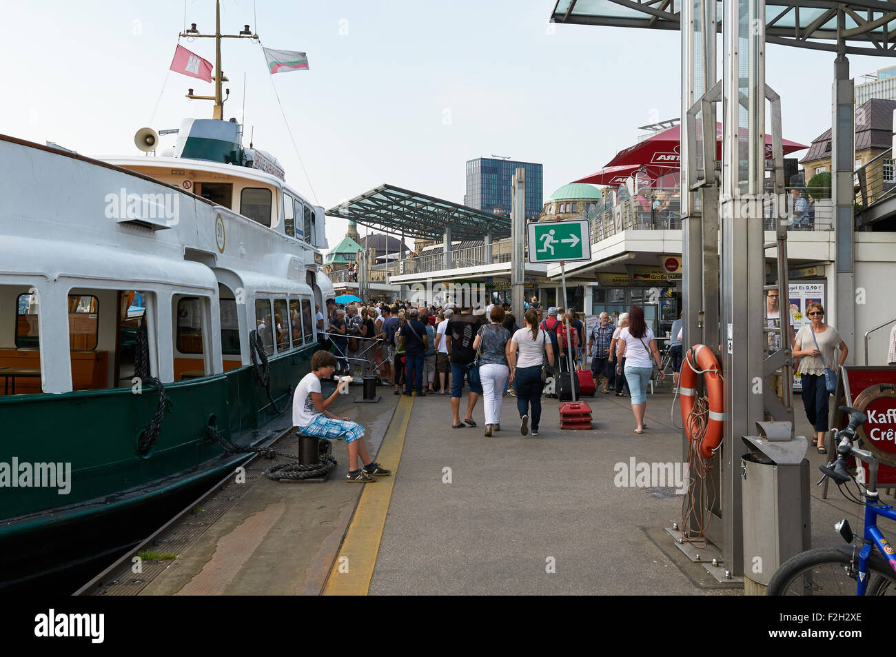 Hambourg, Allemagne - le 14 août 2015 : Ferrys à Landungsbruecken jetty pier, port d'Hambourg. Banque D'Images