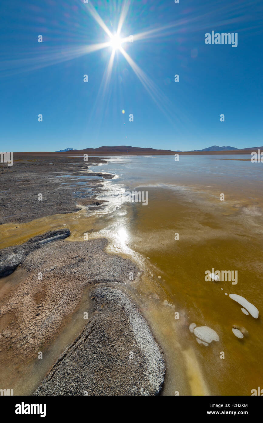 Vue grand angle d'un salt lake congelé ('Laguna Helionda') sur le chemin de la célèbre Uyuni Salt Flat, parmi les plus importants tra Banque D'Images