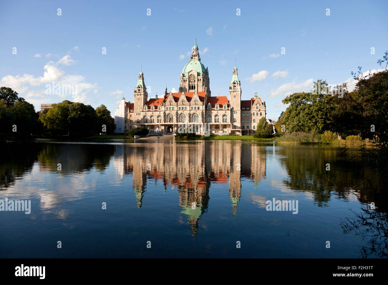 Le nouvel hôtel de ville et le lac Maschteich à Hanovre, Basse-Saxe, Allemagne Banque D'Images