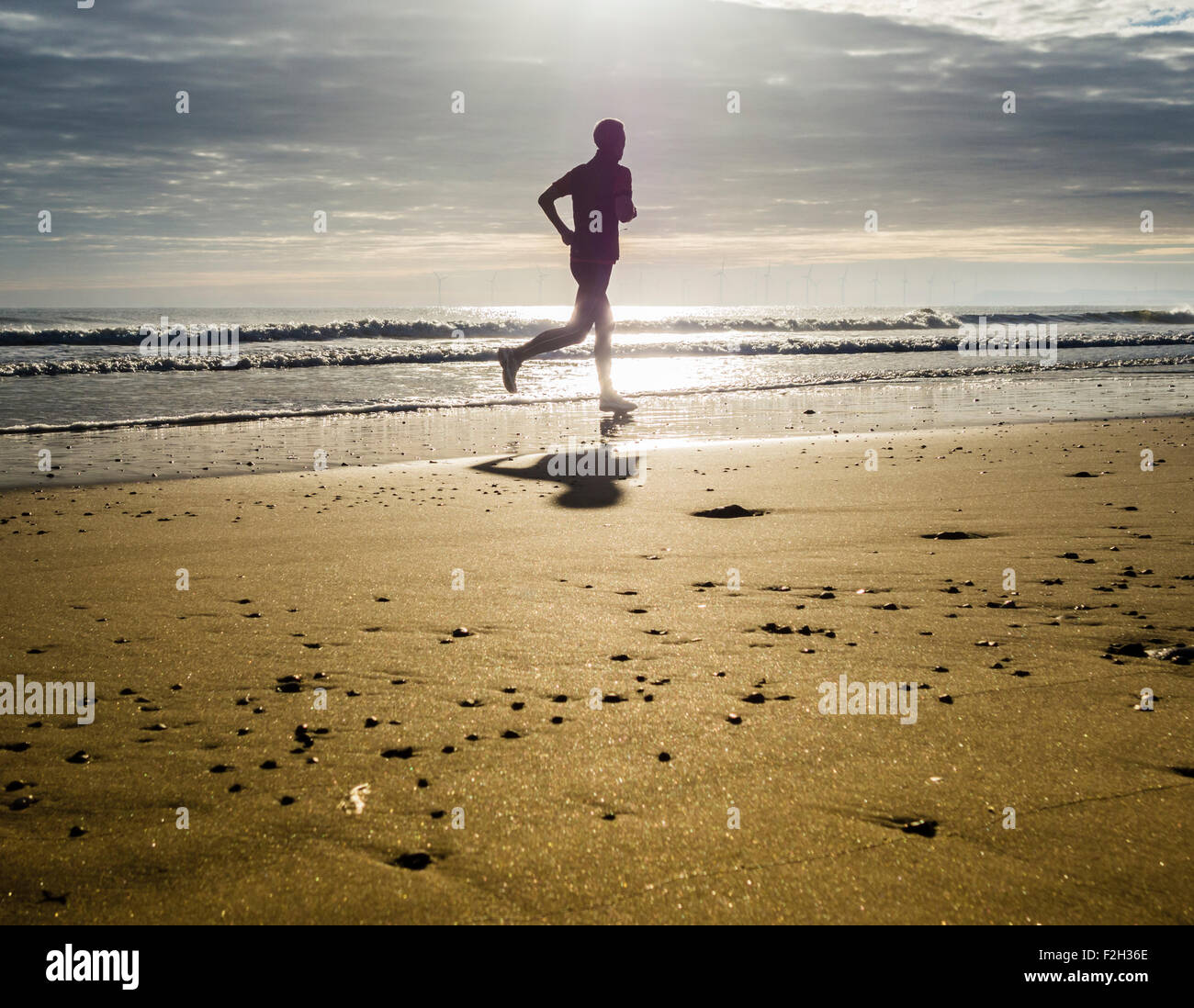 Seaton Carew, UK. 19 Septembre, 2015. Météo : jogger au lever du soleil sur la plage de Seaton Carew sur un glorieux samedi matin sur la côte nord-est de l'Angleterre. Avec haute pression sur le Royaume-Uni, le samedi est appelée à être ensoleillé avec des températures dans le milieu à des adolescents pour une grande partie de l'UK. Credit : Alan Dawson News/Alamy Live News Banque D'Images