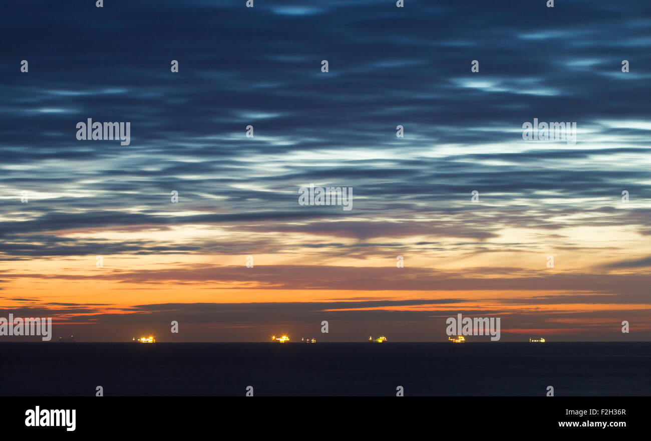 Seaton Carew, UK. 19 Septembre, 2015. Météo : ciel pré daw sur la mer du Nord sur une glorieuse samedi matin sur la côte nord-est de l'Angleterre. Avec haute pression sur le Royaume-Uni, le samedi est appelée à être ensoleillé avec des températures dans le milieu à des adolescents pour une grande partie de l'UK. Credit : Alan Dawson News/Alamy Live News Banque D'Images