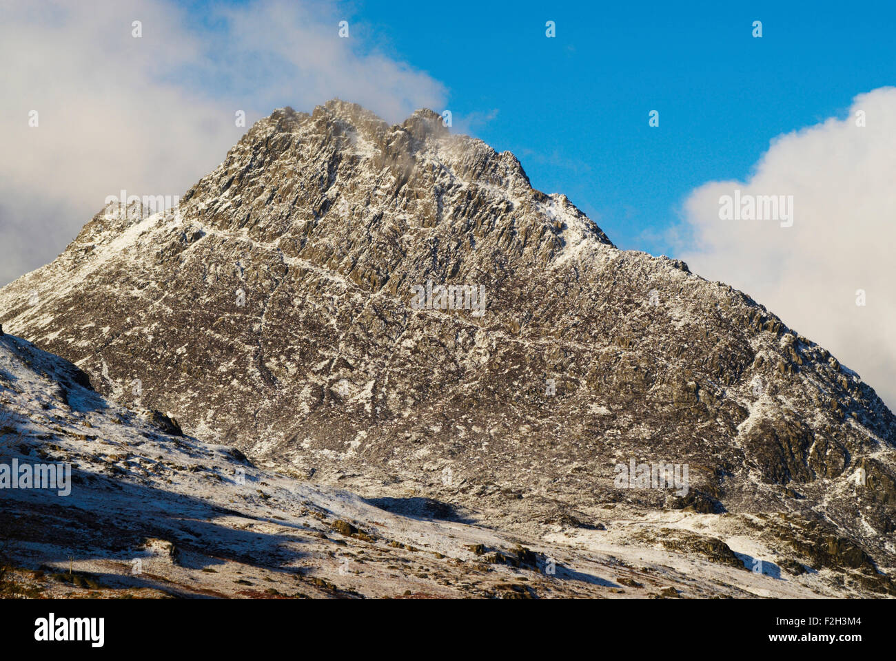 Vue de la vallée de l'Ogwen Tryfan dans dans le parc national de Snowdonia, Pays de Galles, Royaume-Uni après une nuit de neige. Banque D'Images