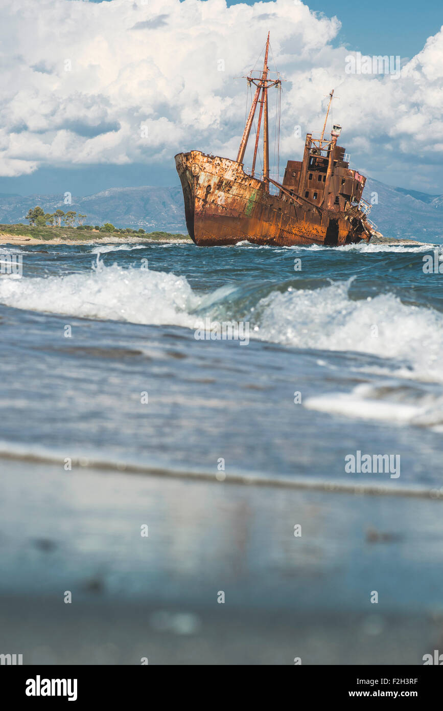 Rustique ancien grand navire. Ciel bleu Banque D'Images