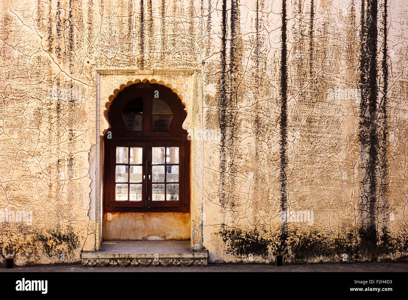 La texture du mur de béton avec des marques d'eau, taches de moisissure à l'intérieur, Badal Mahal Fort de Kumbhalgarh, Udaipur, Rajasthan, Inde Banque D'Images