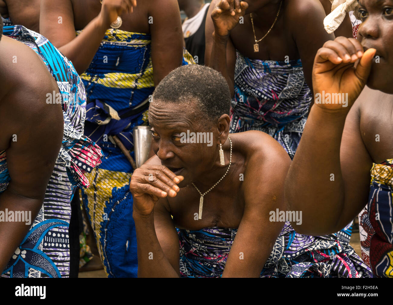 Le Bénin, en Afrique de l'Ouest, Porto-Novo, porto-novo roi Toffa ii cour women singing Banque D'Images