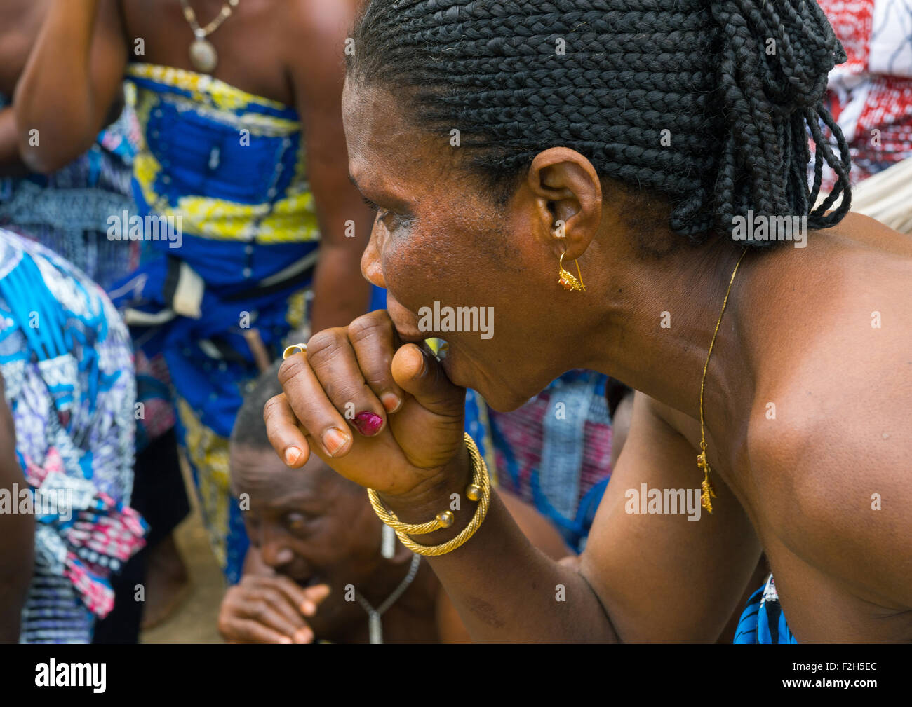 Le Bénin, en Afrique de l'Ouest, Porto-Novo, porto-novo roi Toffa ii cour women singing Banque D'Images