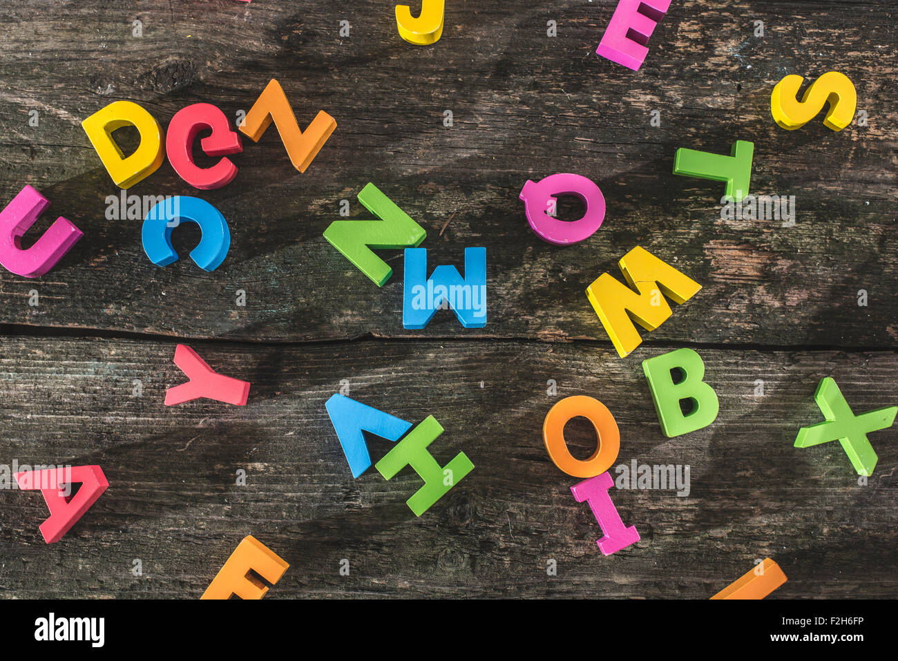 Lettres en bois sur planche de bois vintage Banque D'Images