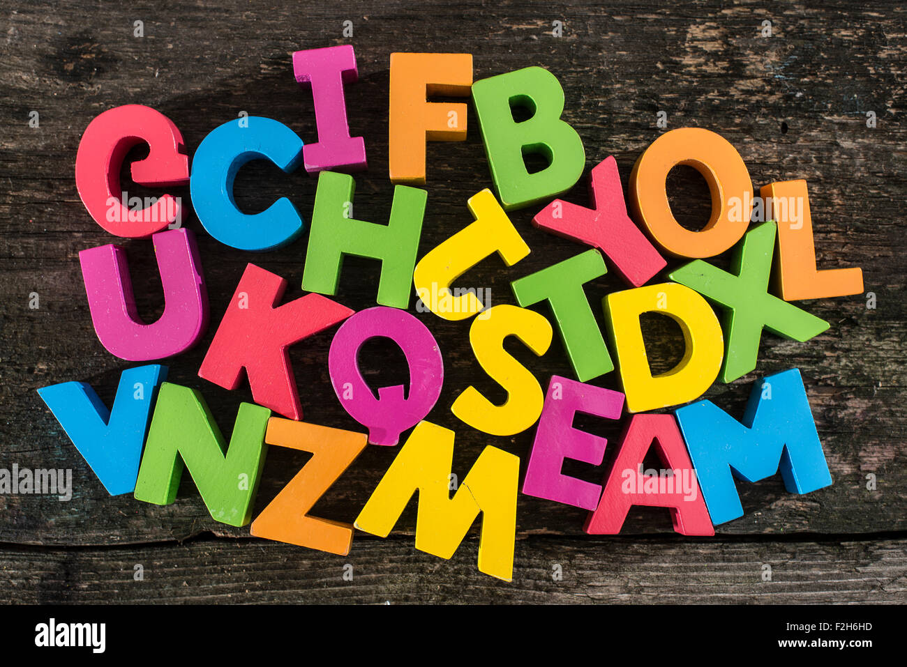 Lettres en bois sur planche de bois vintage Banque D'Images