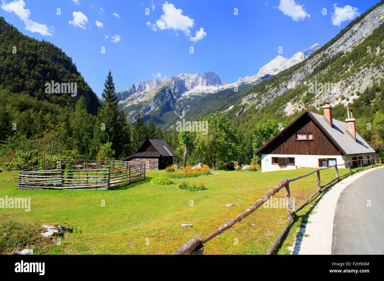 Vieille maison de bois dans les Alpes Juliennes Slovène Banque D'Images