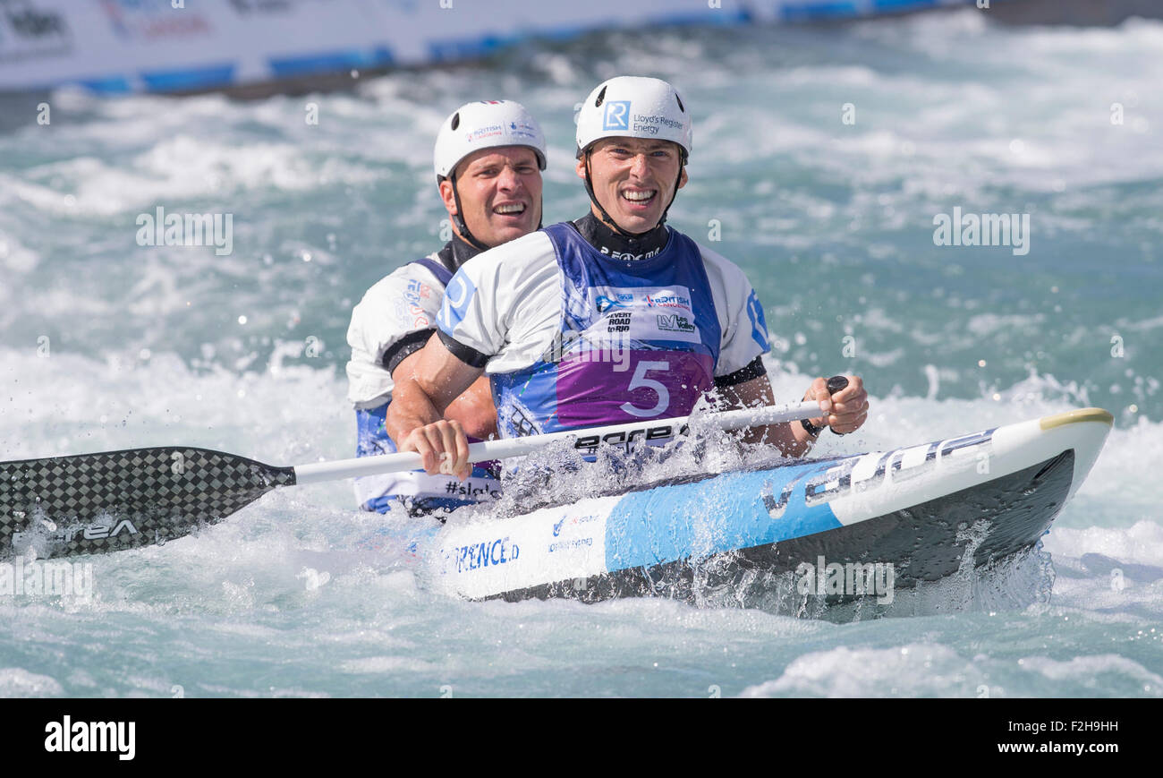 Lea Valley, London, UK. 19 Sep, 2015. Championnat du monde de slalom en canoë. Jour 4. C2 Hommes, David Florence (GBR) et Richard Hounslow (GBR) - Champions du monde regarde le tableau de bord pour savoir qu'ils sont venus en 5e place. Credit : Action Plus Sport/Alamy Live News Banque D'Images