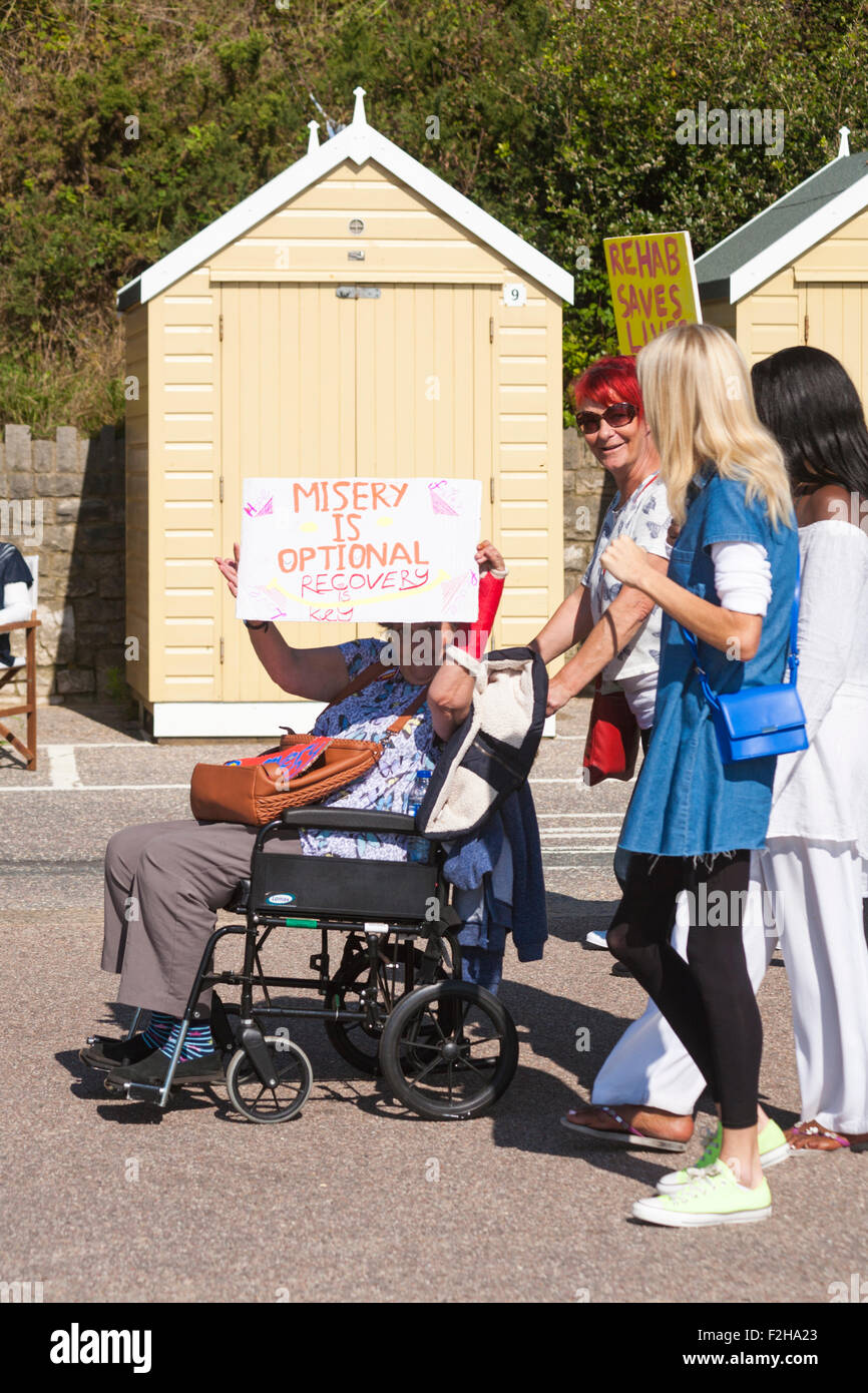 Bournemouth, Dorset, UK. 19 septembre 2015. Marche de récupération/Fest a lieu pour célébrer publiquement que la récupération à partir de problèmes de drogue et d'alcool est réelle et réalisable. La marche est dirigée par une équipe de majorettes et d'un piper avec les gens défiler bannières promotion des avantages de la récupération. Credit : Carolyn Jenkins/Alamy Live News Banque D'Images