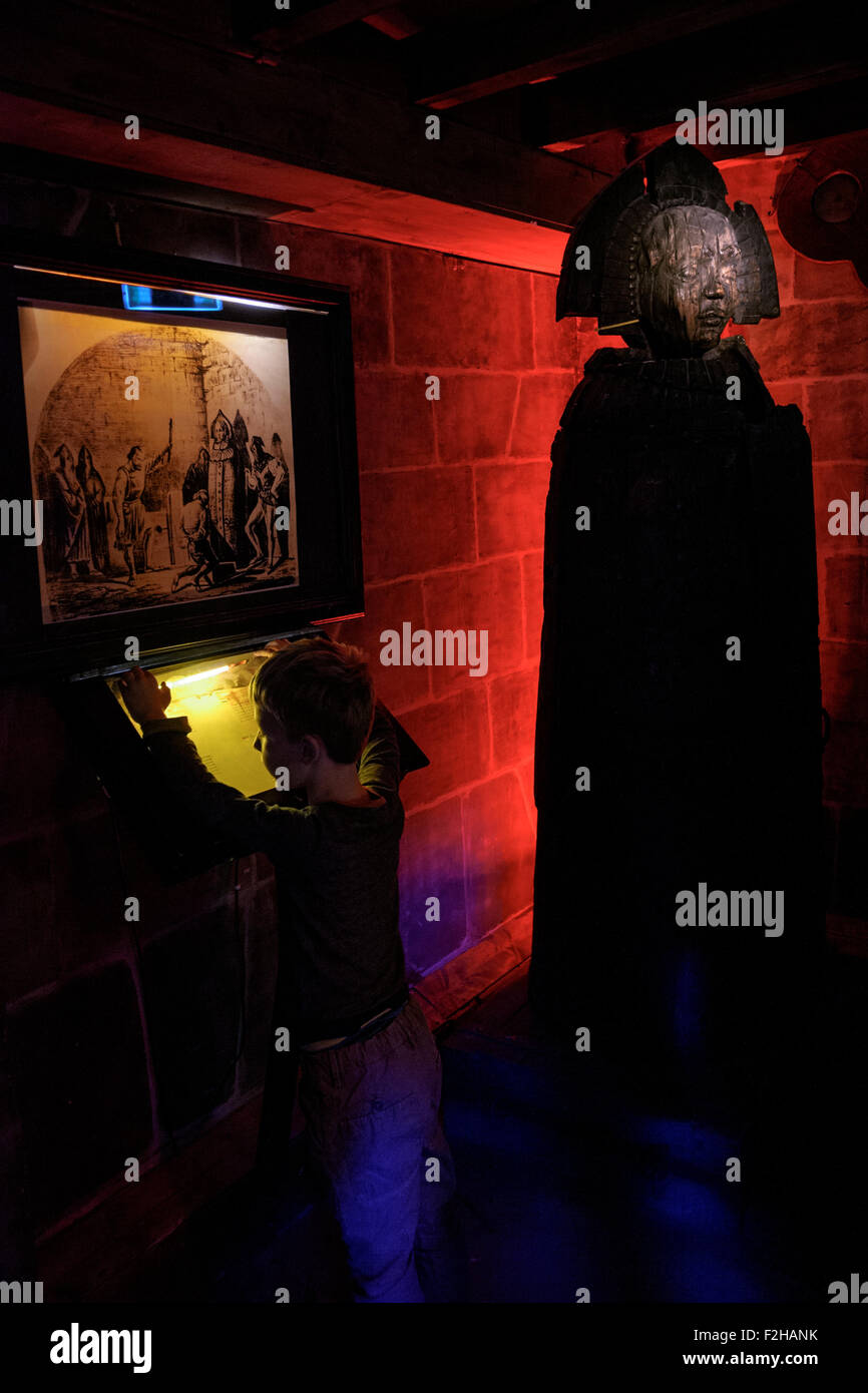 Jeune Visiteur et dressées à la sarcophage La Torture Museum à Amsterdam, Pays-Bas Banque D'Images