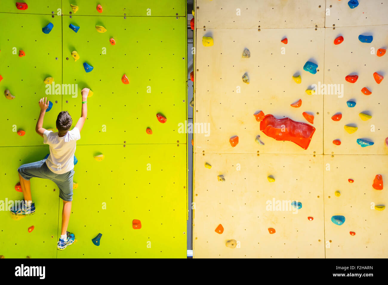 Bologne, Italy-May:31,2015 un sportif d'escalade sur un mur artificiel pour la formation au cours d'un jour nuageux Banque D'Images
