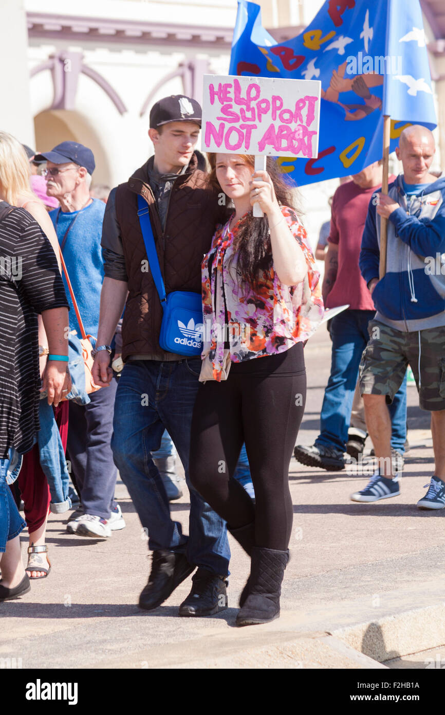 Bournemouth, Dorset, UK. 19 septembre 2015. Marche de récupération/Fest a lieu pour célébrer publiquement que la récupération à partir de problèmes de drogue et d'alcool est réelle et réalisable. La marche est dirigée par une équipe de majorettes et d'un piper avec les gens défiler bannières promotion des avantages de la récupération. Credit : Carolyn Jenkins/Alamy Live News Banque D'Images