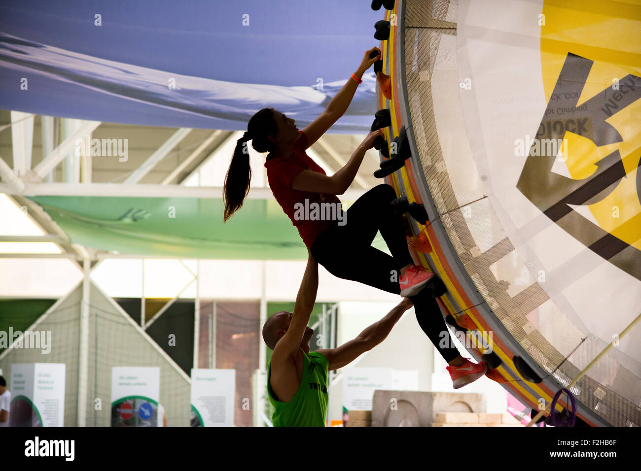 Bologne, Italy-May:31,2015 un sportif d'escalade sur un mur artificiel pour l'entraînement indoor Banque D'Images