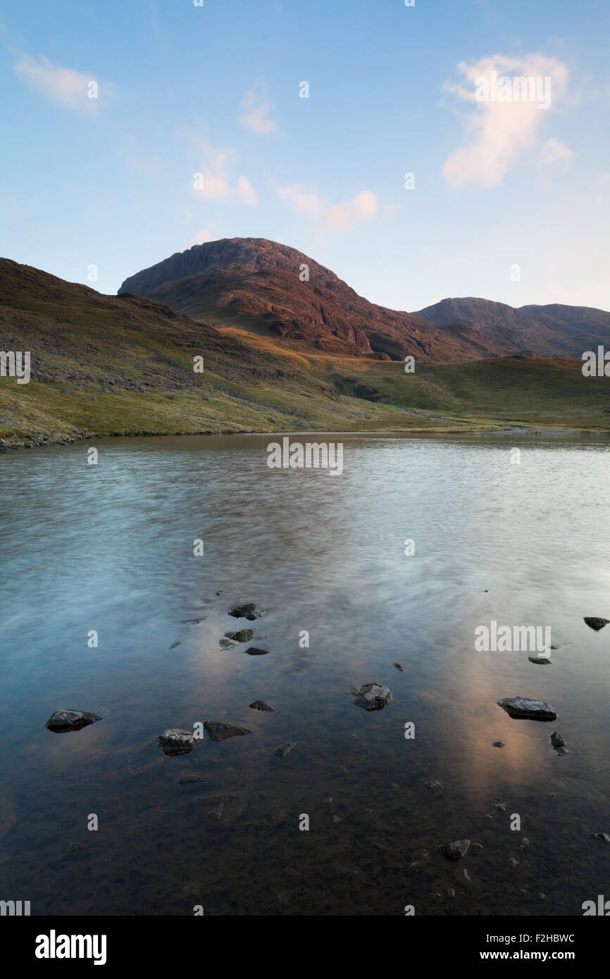 Super fin, vaste Crag et Scafell Pike d Styhead Tarn Banque D'Images