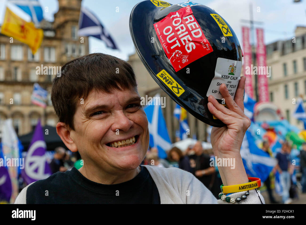 Glasgow, Ecosse, Royaume-Uni. 19 Septembre, 2015. Environ 1 500 manifestants ont participé à un rassemblement à George Square, Glasgow, Ecosse à l'appui de l'indépendance de l'Ecosse et le 'oui' en campagne, un an après le référendum qui a abouti à une majorité de 55 % vote pour "non". La manifestation a été abordée par Tommy Sheridan, un ex-MSP, qui est un partisan d'un transfert de l'Écosse et chef de l'espoir pour la Liberté' groupe politique. Credit : Findlay/Alamy Live News Banque D'Images