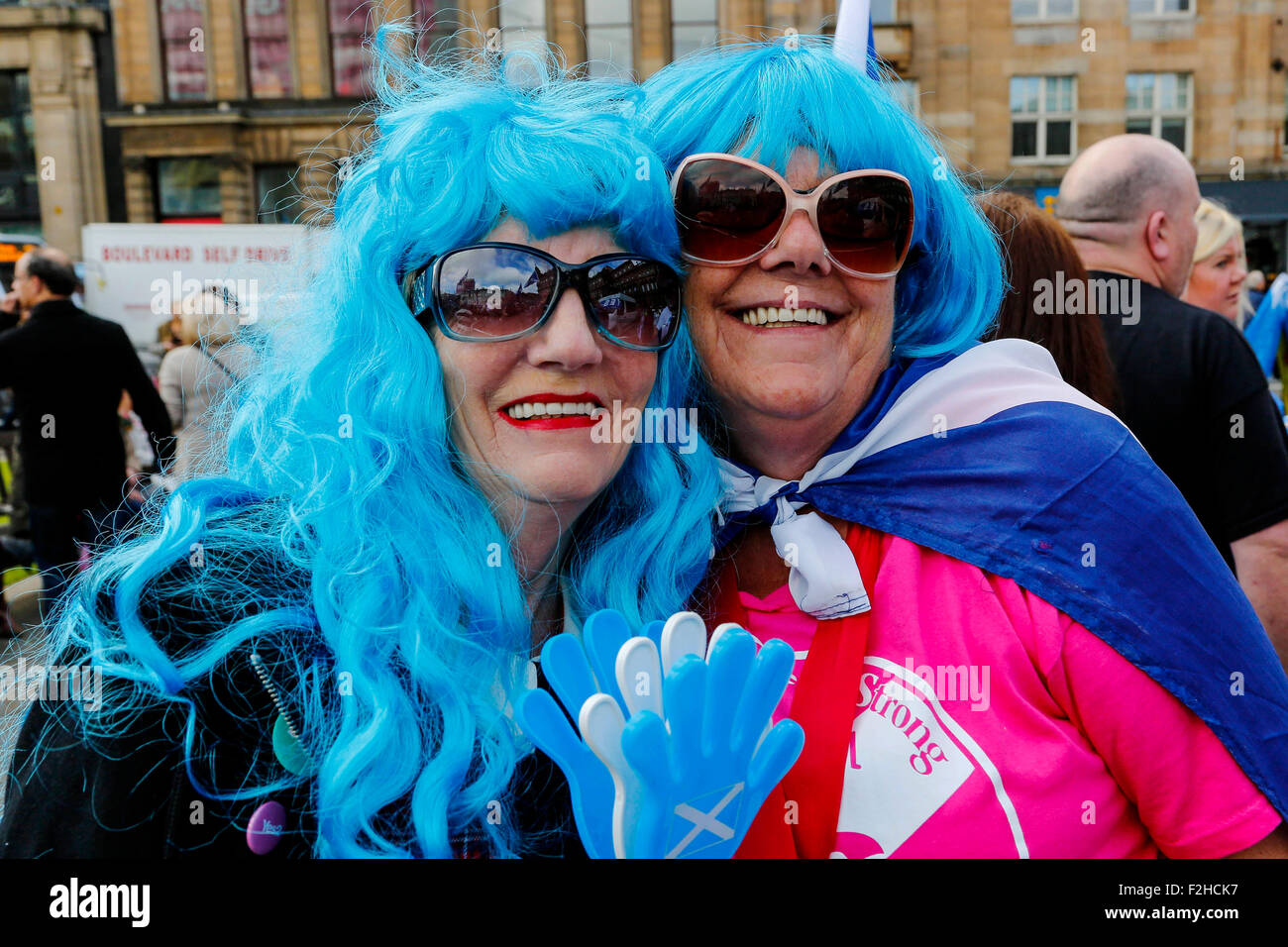 Glasgow, Ecosse, Royaume-Uni. 19 Septembre, 2015. Environ 1 500 manifestants ont participé à un rassemblement à George Square, Glasgow, Ecosse à l'appui de l'indépendance de l'Ecosse et le 'oui' en campagne, un an après le référendum qui a abouti à une majorité de 55 % vote pour "non". La manifestation a été abordée par Tommy Sheridan, un ex-MSP, qui est un partisan d'un transfert de l'Écosse et chef de l'espoir pour la Liberté' groupe politique. Credit : Findlay/Alamy Live News Banque D'Images