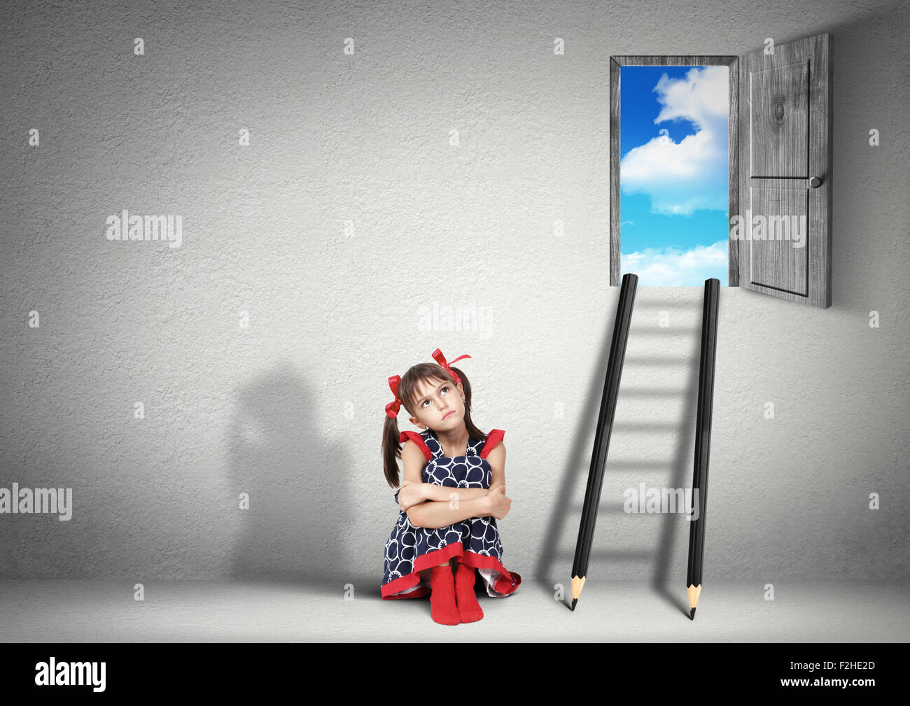 Fille enfant rêver près des marches crayons, concept de la solution Banque D'Images