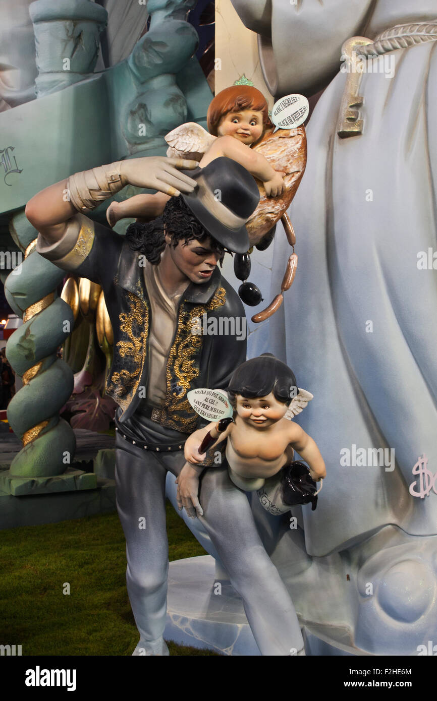 Festival de Las Fallas, Valencia, Espagne, chiffres de ninot chanteur Michael Jackson entouré d'angelots, partie d'une grande Falla Banque D'Images