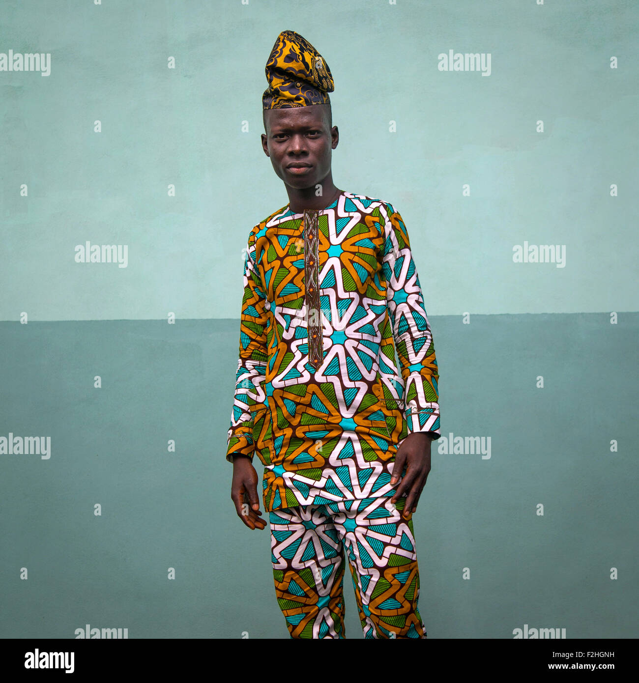 Le Bénin, en Afrique de l'Ouest, Ganvié, jeune homme à la mode dans les  vêtements béninois Photo Stock - Alamy