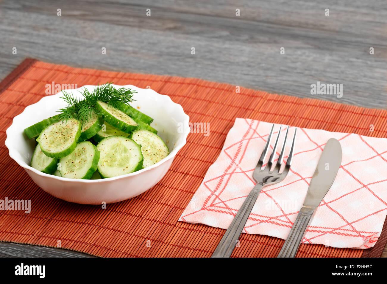 Salade de concombre en petits modération Banque D'Images