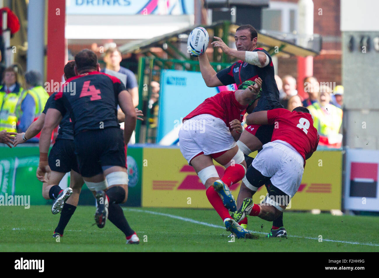 Gloucester, Royaume-Uni. 19 Sep, 2015. Coupe du Monde de Rugby. Les Tonga contre la Géorgie. Mamuka Gorgodze de Géorgie tente de conserver le ballon en vie tout en étant abordé en touche. Credit : Action Plus Sport/Alamy Live News Banque D'Images