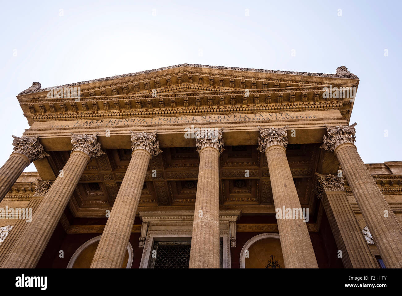 Entrée de Teatro Massimo Vittorio Emanuele à Palerme, Sicile. C'est le troisième plus grand opéra en Europe. Banque D'Images