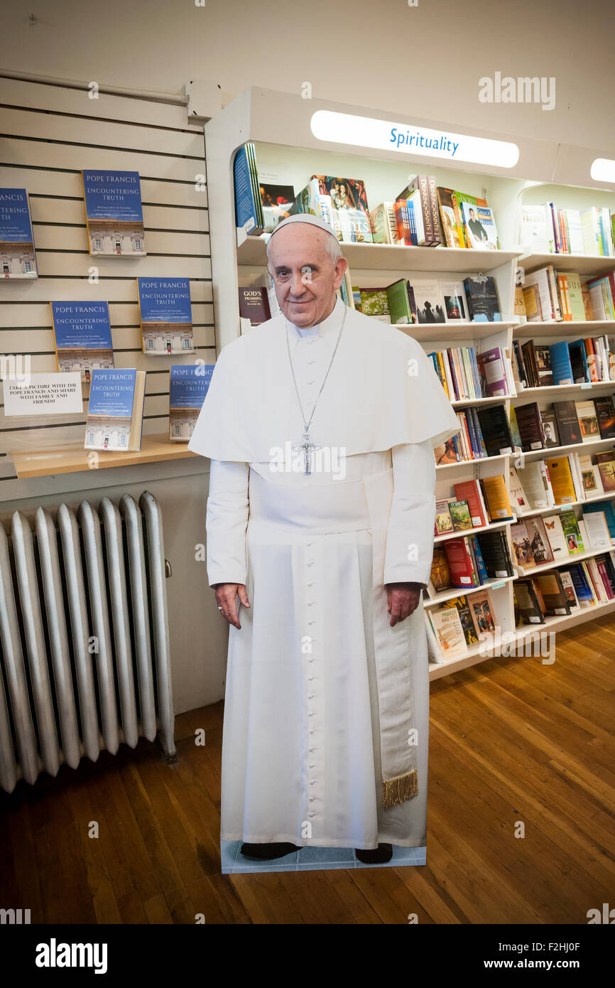 New York, USA. 19 Septembre, 2015. Une coupe du Pape François accueille les visiteurs à l'entrée de la Pauline Books & Media store, exploité par les Filles de Saint Paul, à New York, le samedi, 19 Septembre, 2015. Le pape François, le Saint Père, New York dans le cadre de son voyage aux États-Unis. Alors qu'à New York il va également visiter Central Park, prier à St Patrick", l'adresse de l'Organisation des Nations Unies et d'entraîner une masse au Madison Square Garden. Le pape sera aux États-Unis à partir du 22 septembre à Washington DC, New York et Philadelphie. (© Richard B. Levine) Crédit : Richard Levine/Alamy Live News Banque D'Images